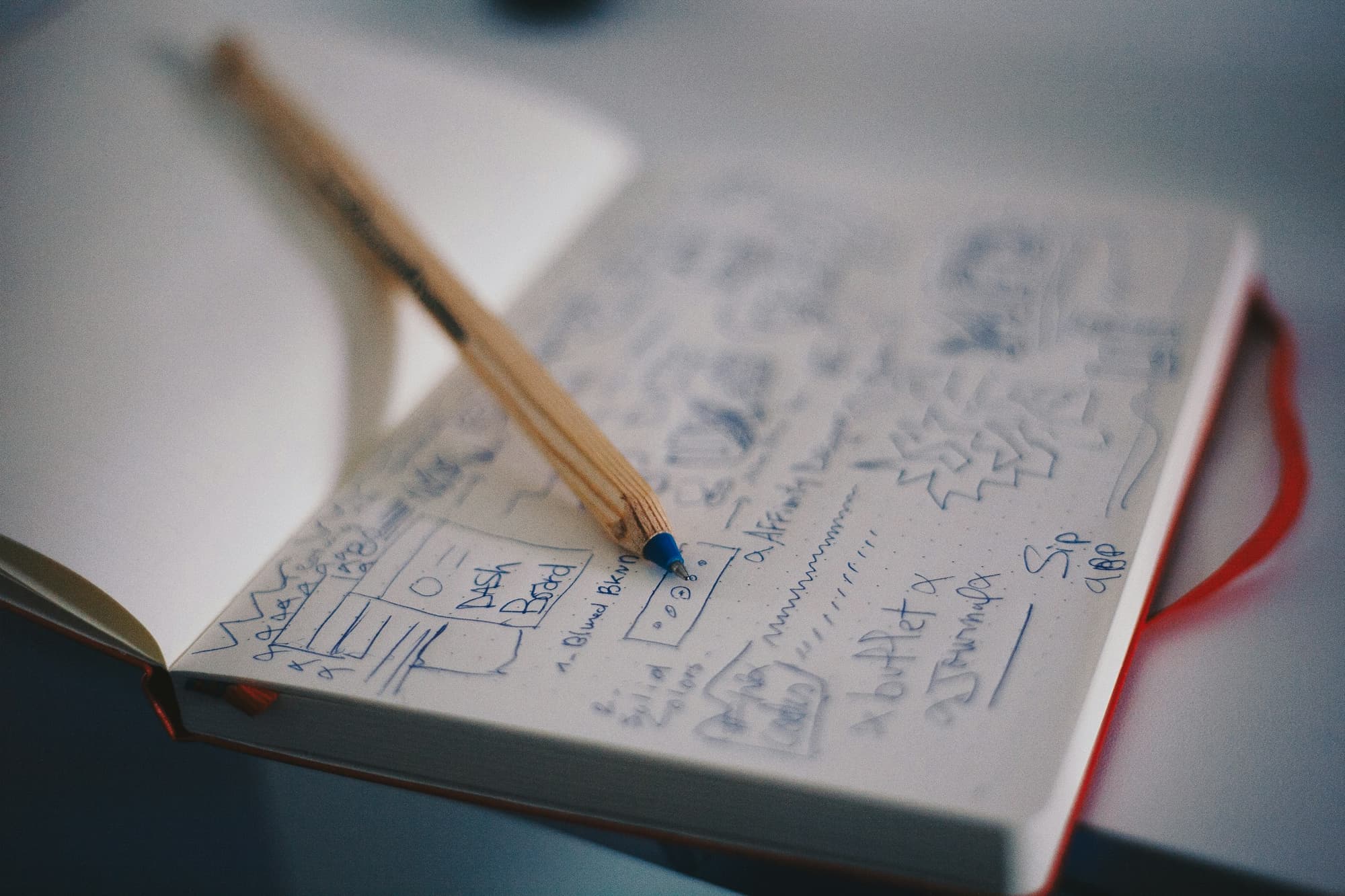 Notizbuch mit Skizzen und Stift
