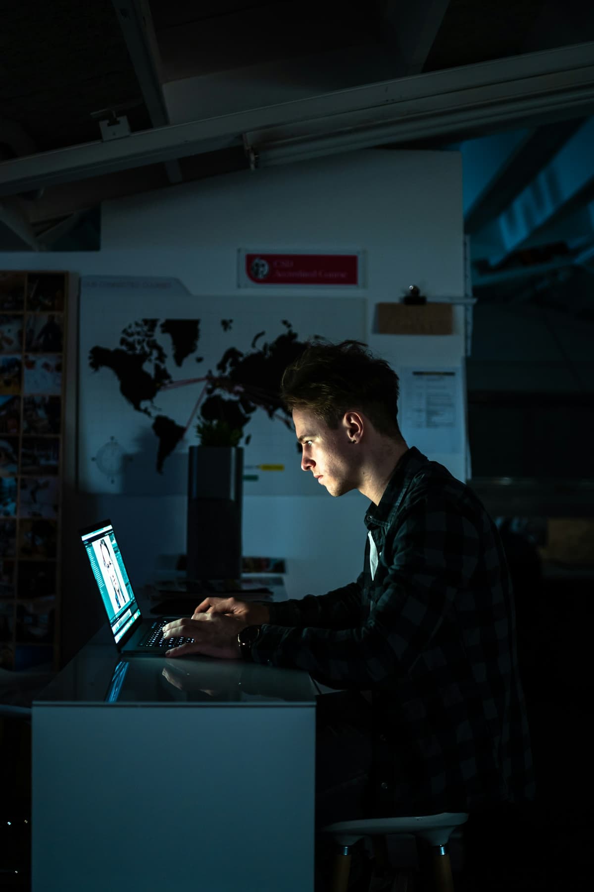 Person arbeitet abends konzentriert am Computer