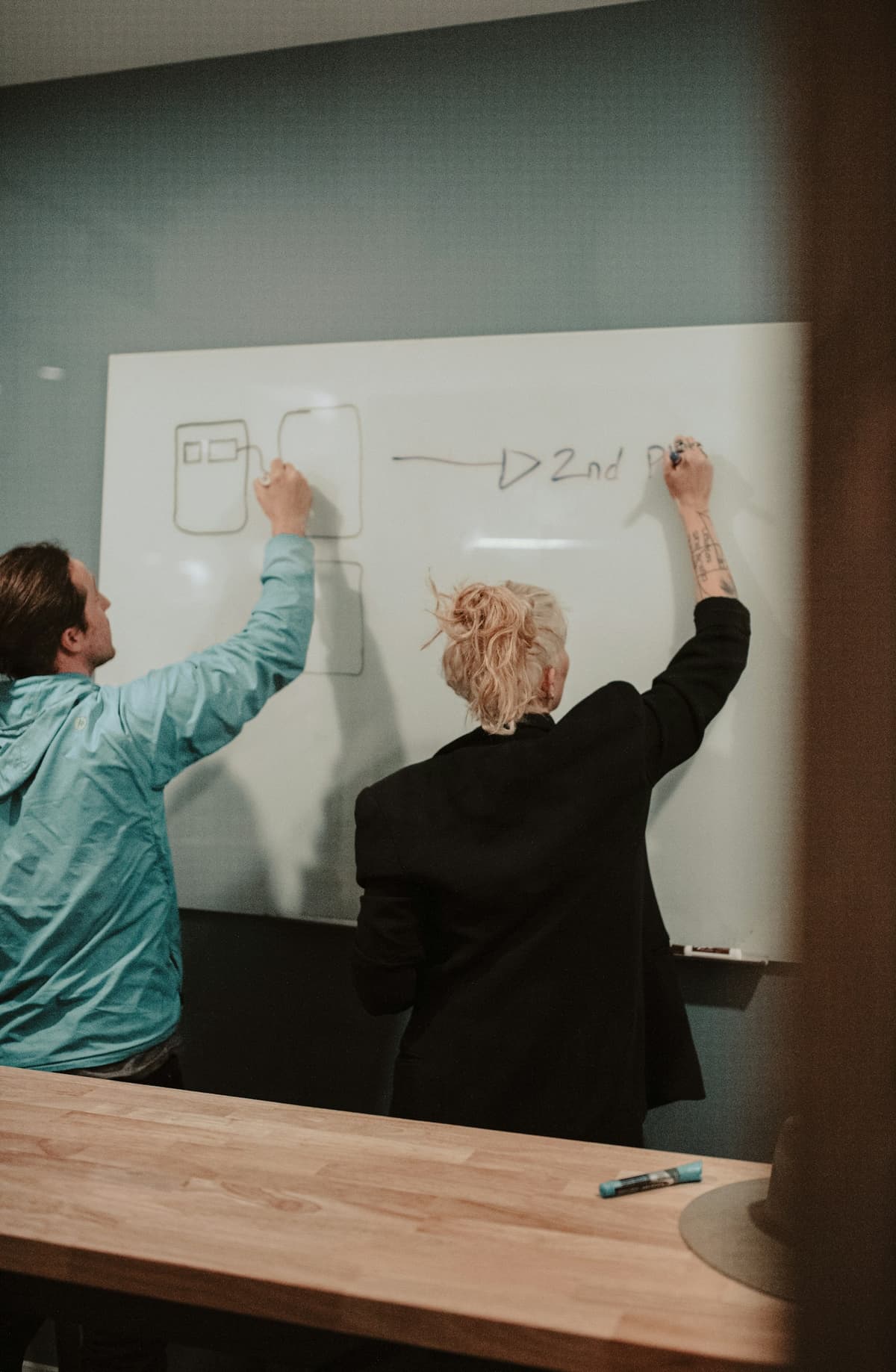 Frau ordnet Notizen an einem Whiteboard
