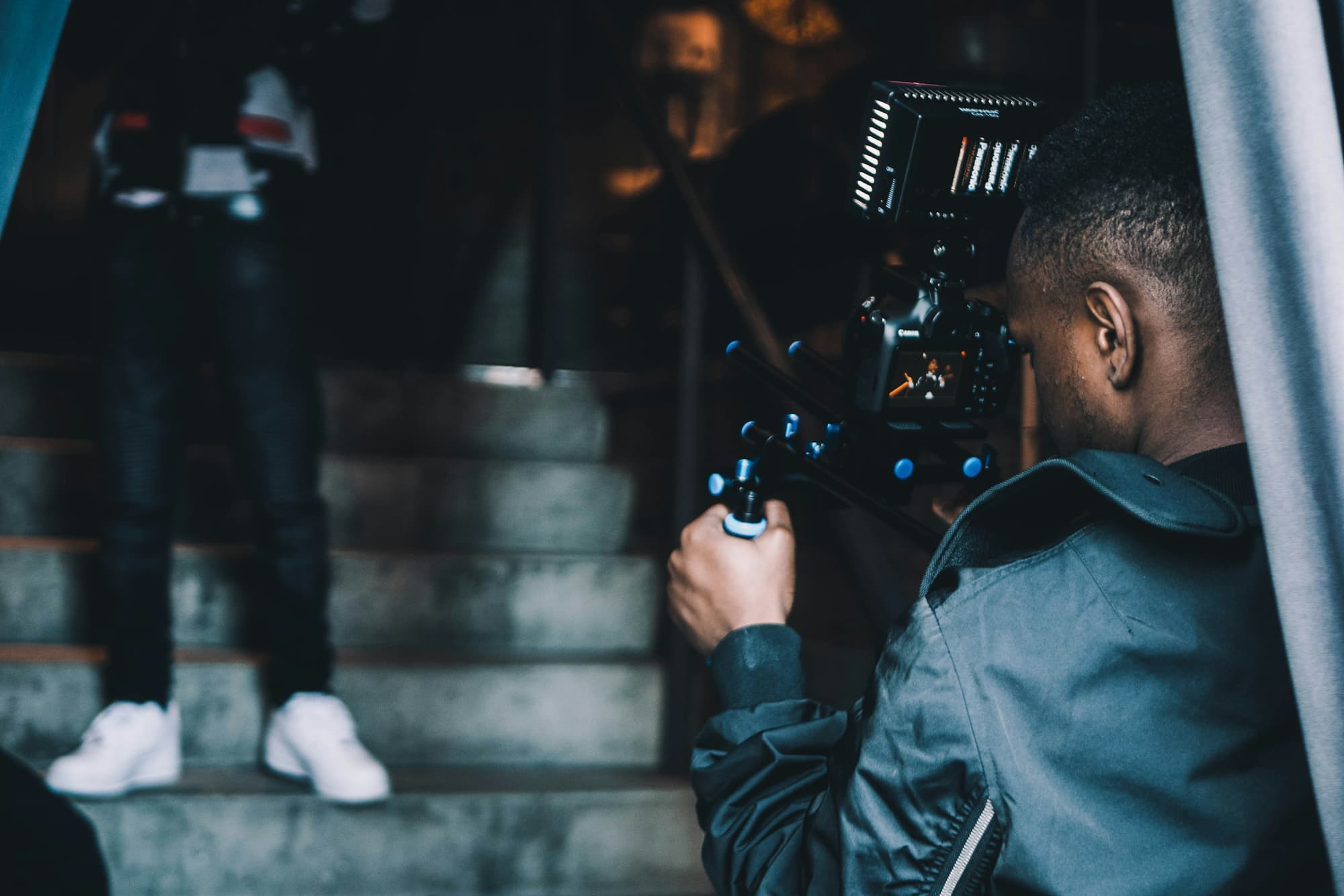 Filmteam bei einer Aufnahme mit Kamera