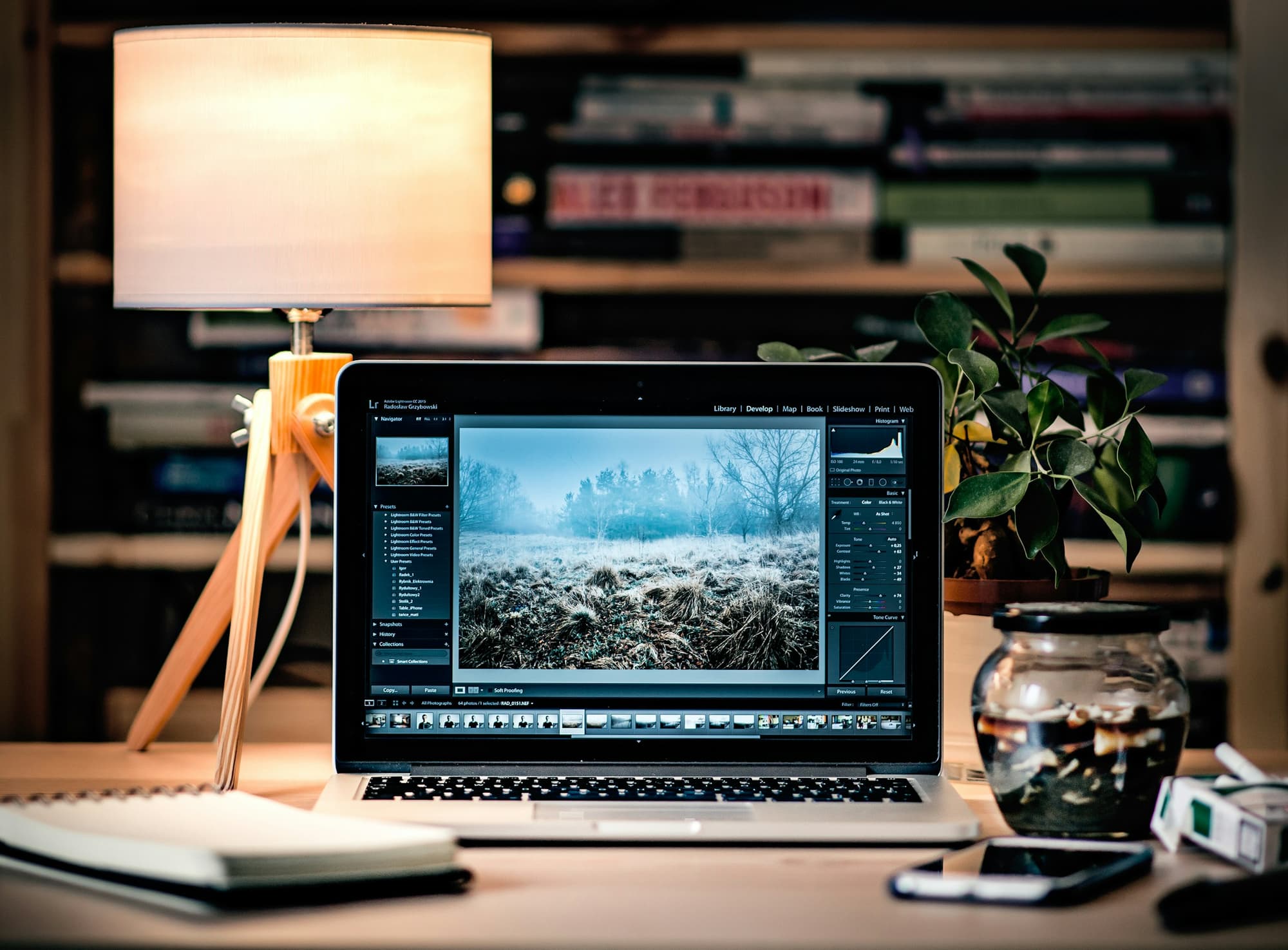 Laptop auf einem Holztisch in einem gemütlichen Arbeitszimmer