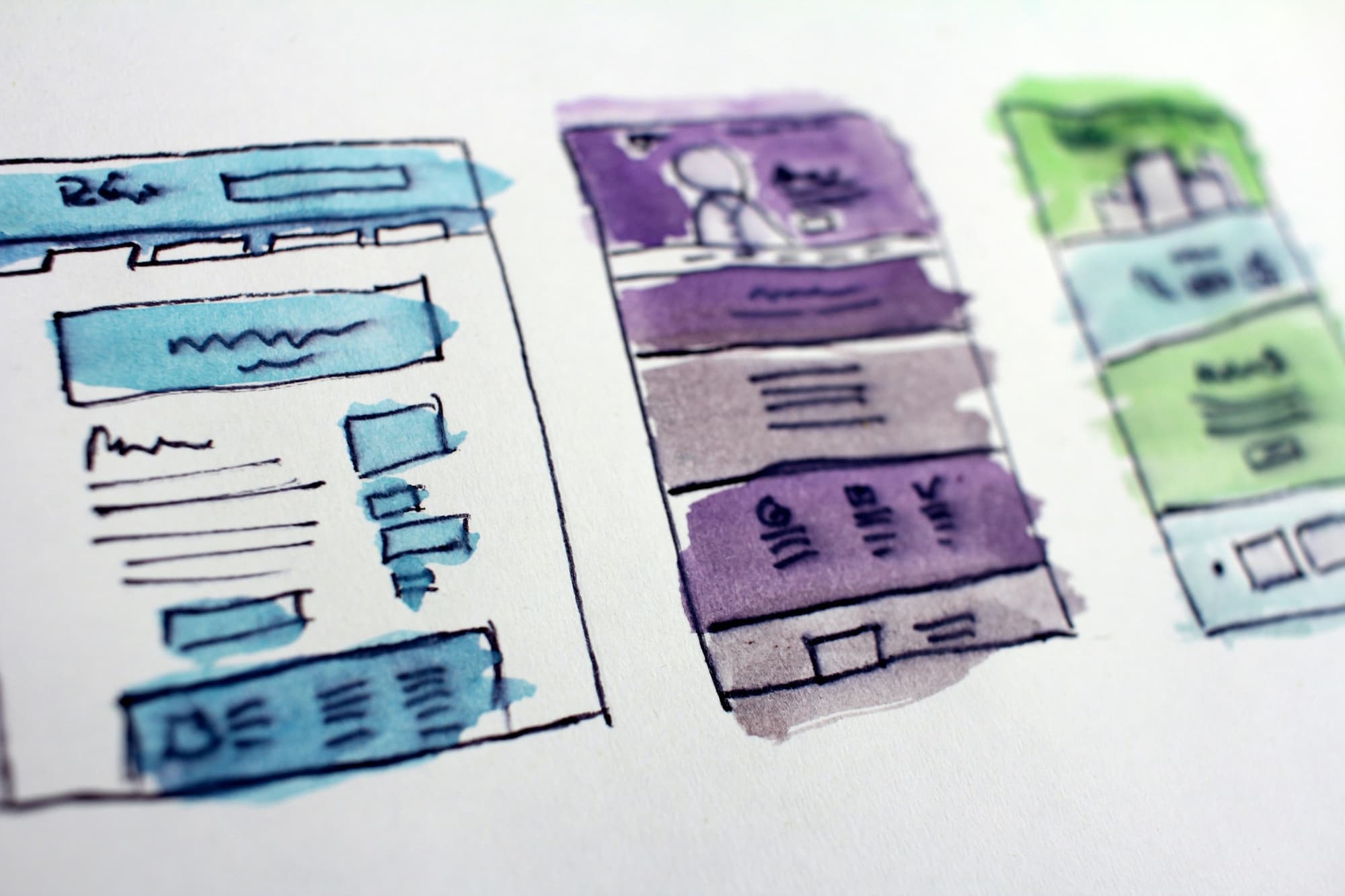 Skizzen von Website-Layouts in Aquarell